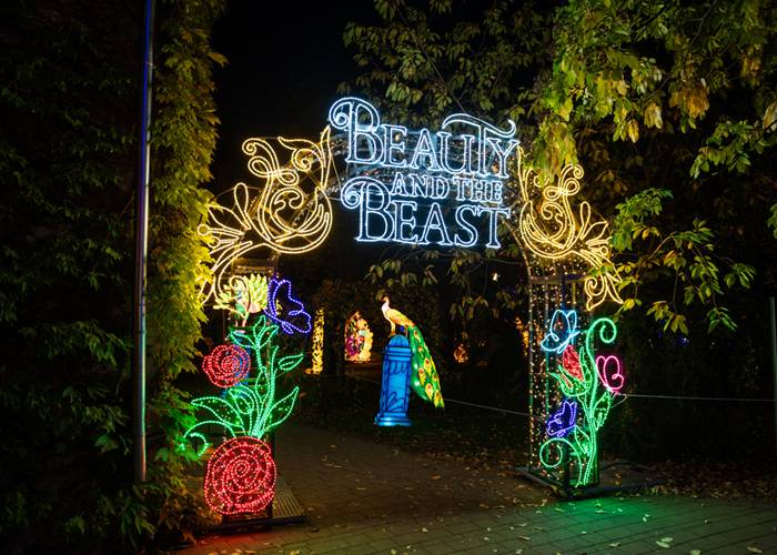 Fénybe öltözött a Füvészkert: A Szépség és a Szörnyeteg világába hív a Garden of Lights