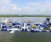 Új 2400 négyzetméteres vízi-játszótérrel indul a nyár a Tisza-tónál