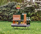 Megnyílt a világ legkisebb "McDonald's étterme", ahova csak méheket várnak