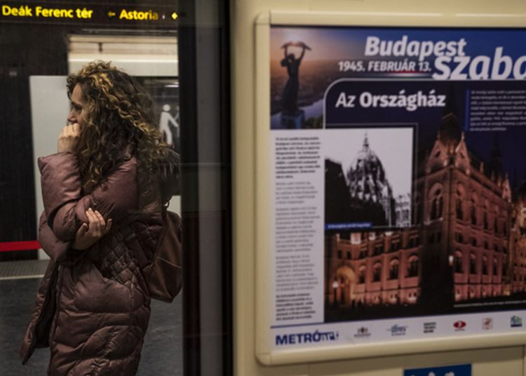 Metrószerelvényekben nyílt kiállítás az 1945-ben véget ért budapesti ostrom emlékére