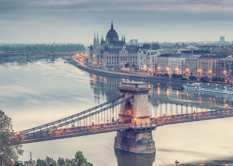 Budapesti városnézés hajóval egész évben
