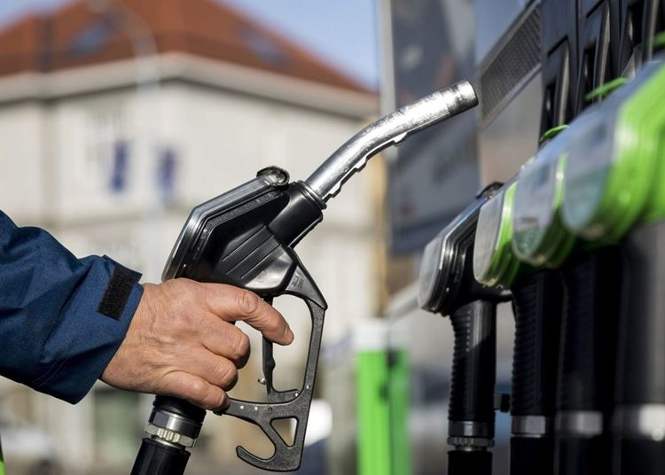 Péntektől megint jóval olcsóbban tankolhat