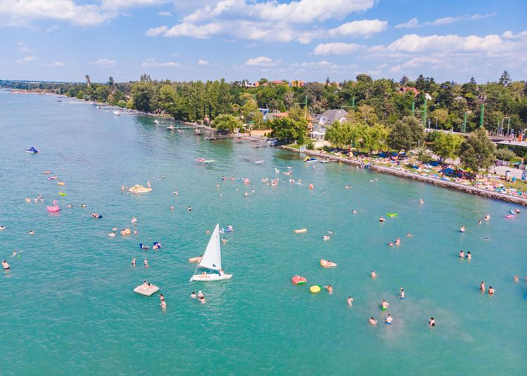 Június 27-én rendeznék meg a Balaton-átúszást