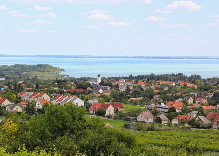 Ilyen ingatlant vehetsz most 10 millió alatt a Balatonnál: megéri kivárni?