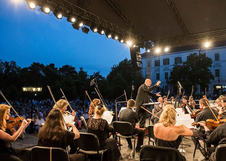 Szenzáció a Balatonnál: Anna-bál nincs idén, de ingyenes opera lesz