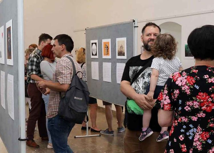 A Pécsváradi Várban nyílt kiállítása a Hetirajz csoportnak