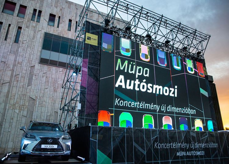 Kamarazenei csemegékkel, orientális utazással és sosem hallott dalokkal búcsúzik a Müpa Autósmozi