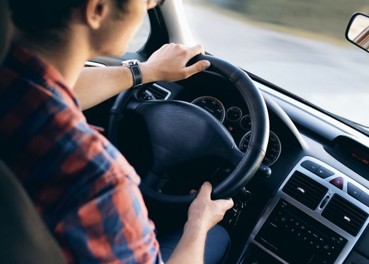 Ingyenes vezetéstechnikai tréningen vehetnek részt kisgyermekesek és húsz év alattiak