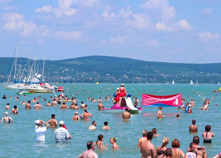 Szombaton Balaton-átúszás