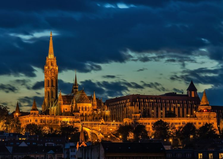 Prémium kategóriás éjszakai futóversenyre várnak Budapesten