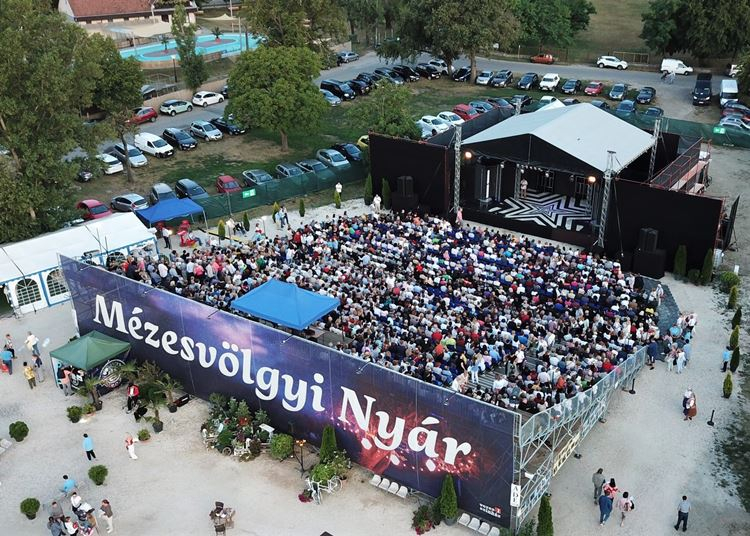 Minden színházi dolgozó számára ingyenes az idei Mézesvölgyi Nyár