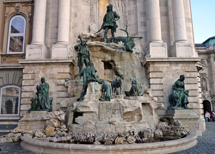 Ezért is érdemes most sétálni a Budai Várban!  Megújult Budapest Trévi-kútja
