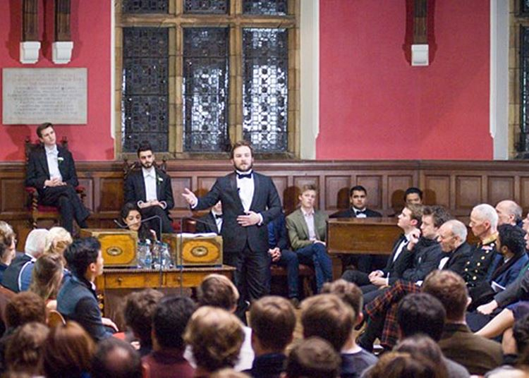 Az egyik legdrágább brit elitiskola csapatát is legyőzte két magyar diák az oxfordi vitaversenyen