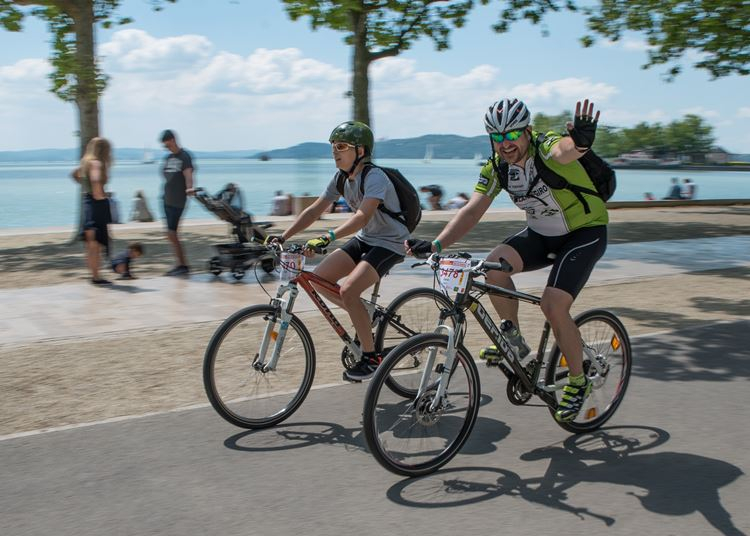 Itt aztán kihajthatod magad: elrajtol szombaton a Bringamánia Tour de Balaton