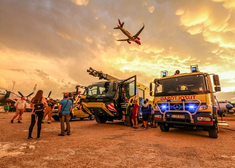 Kéklámpás járműcsodák az Aeroparkban, 2021. július 24.