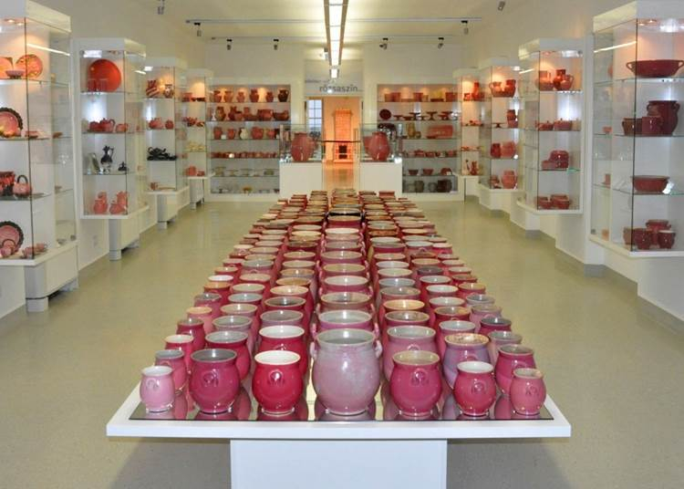 Tíz éve látogatható a rózsaszín Zsolnay-porcelánokból álló kiállítás Pécsen