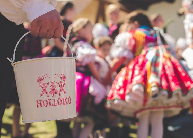 Ahol nő nem marad szárazon – 2 év után újra húsvéti fesztivál Hollókőn