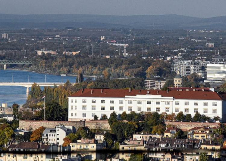 Elkezdték a Hadtörténeti Múzeum kiállításainak bontását, rövidesen a minisztérium veheti át az épületet