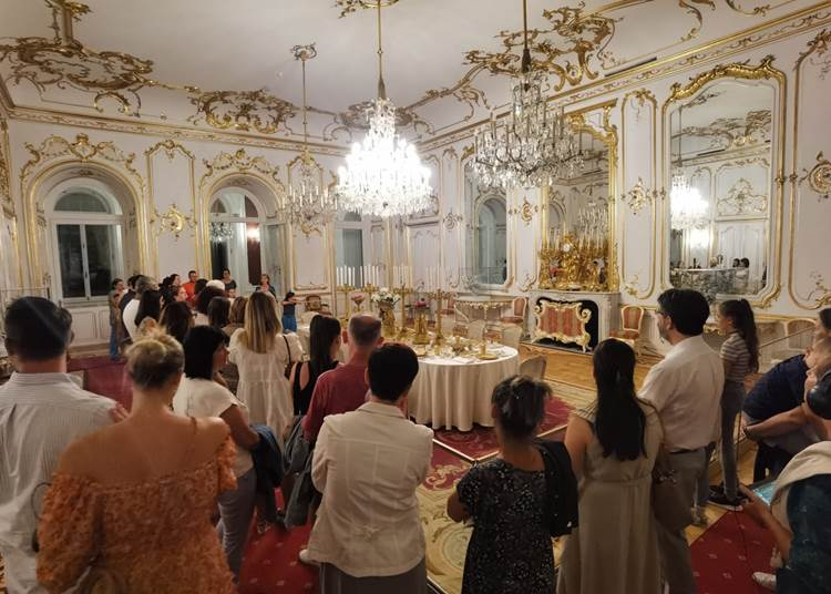 Tízezrek kíváncsiak a Festetics-ezüstkincsekre