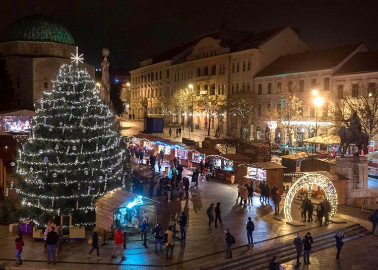 Fényfestés és ünnepi koncertek várják az ünnepre készülődőket Pécsen
