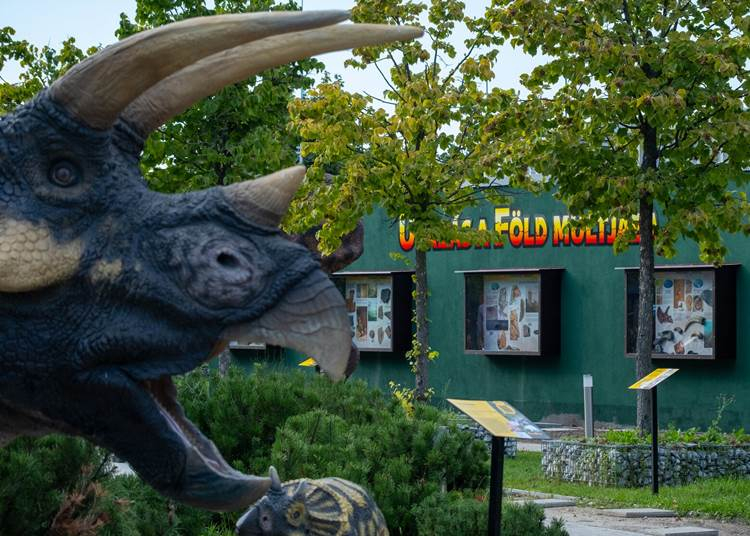 Dínó Park a KÖKI Bevásárlóközpont tetőkertjén