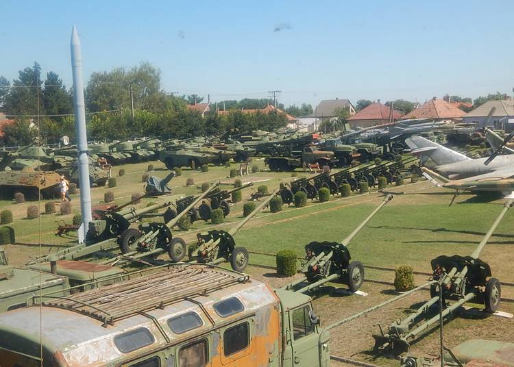 "Férfias játékok": Pintér Művek Haditechnikai Park Kecelen