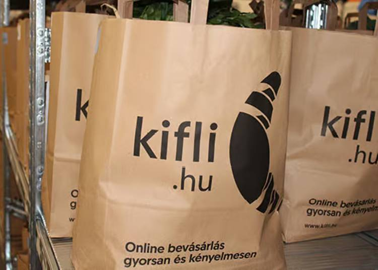 Ingyenesen szállít kisgyermekes családoknak a Kifli.hu