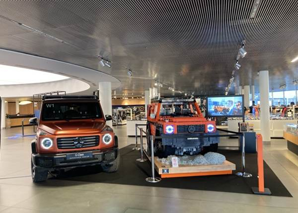 Gyereknap alkalmából egy közel életnagyságú LEGO® Mercedes-Benz parkol be az Allee-ba