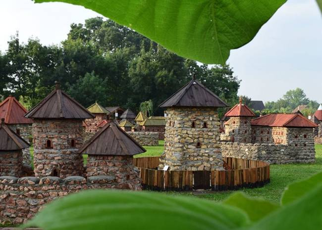 Megújult látnivalókkal nyitja a szezont a dinnyési Várpark