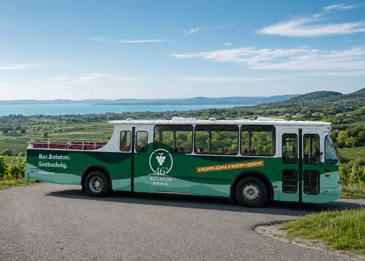 Megérkezett Magyarország első hop-on hop-off borbusza a Balaton-partra