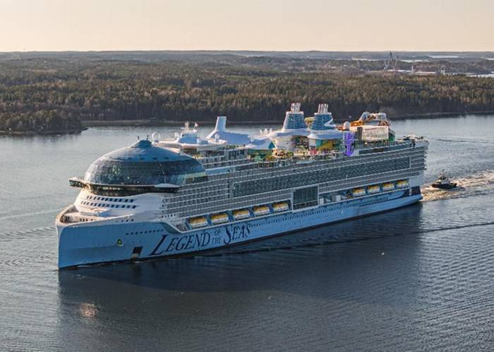 Átadták a hajót, amelyen egy egész nyaralóváros elférne: elkészült a Legend of the Seas