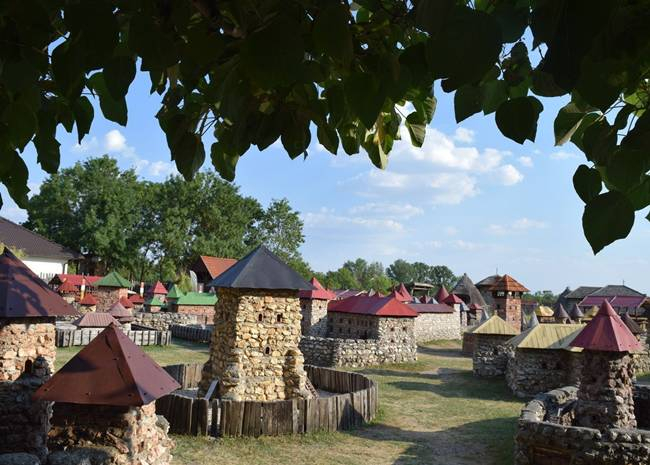 Itt a nyári szünet: Dinnyésen várak, kisvasút köti le a gyerekeket