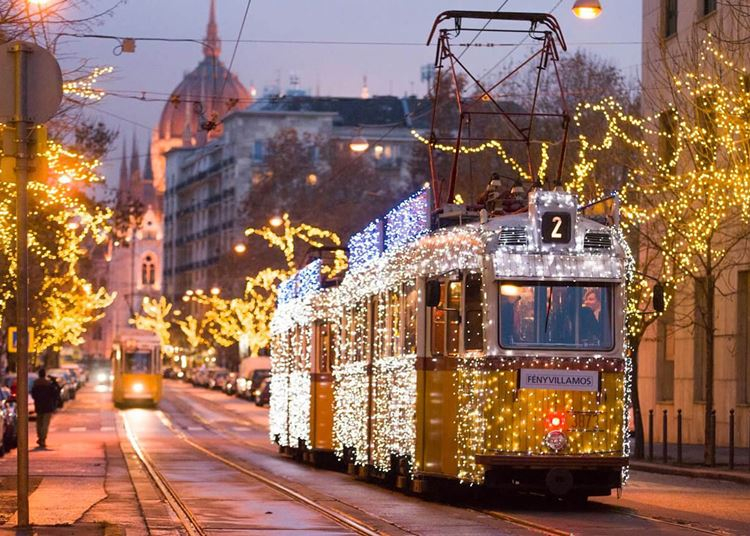 Már jár a fényvillamos Budapesten