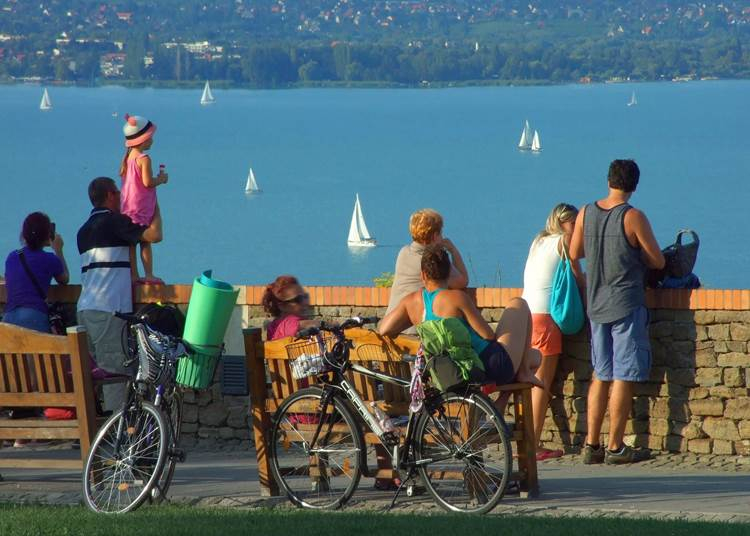 Még kényelmesebben felfedezhető bringával a Balaton térsége