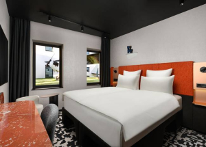 Tűzijáték elől menekülők, cégek és családok is reptérközeli hoteleket választanak