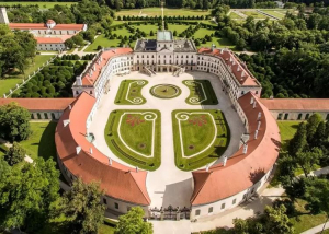 Kétmilliárd forintból folytatódik a fertődi Esterházy-kastély fejlesztése
