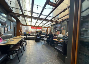 Új trend a turizmusban: a fiatal utazók már nem szobát, hanem társaságot keresnek Európában