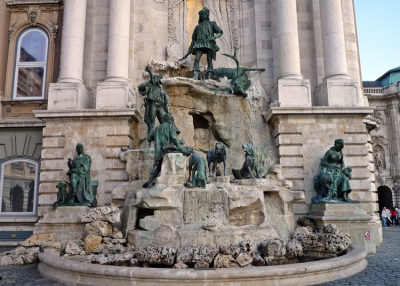 Ezért is érdemes most sétálni a Budai Várban!  Megújult Budapest Trévi-kútja