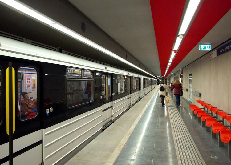 Hétfőn lezárnak két állomást a budapesti 3-as metrón