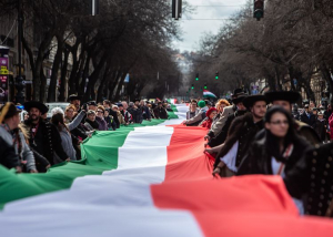Hatalmas, 1848 méteres magyar zászlót visznek végig Budapest belvárosában