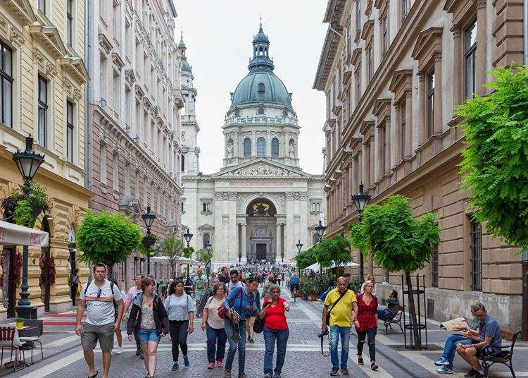 Akcikkal lnktenk a fogyasztst s a turizmust Budapesten