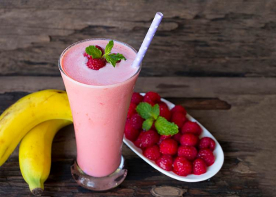 Hűsítő málnás smoothie, ami a bőrnek és az emésztésnek is jót tesz