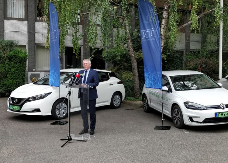 Bejelentették: 2,5 millió forintos ingyenpénz jár az olcsóbb elektromos autókra
