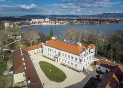 Újra megnyithatja kapuit a megszépült Esterházy-kastély Tatán