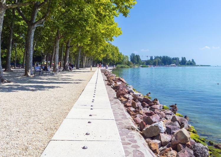 Jó hír a Balaton szerelmeseinek: mindenki számára megközelíthető vízparti parkot építenek