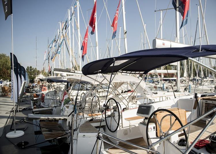 Ezek a luxushajók járják majd a Balatont: van, aki még bízik a turizmus feltámadásában