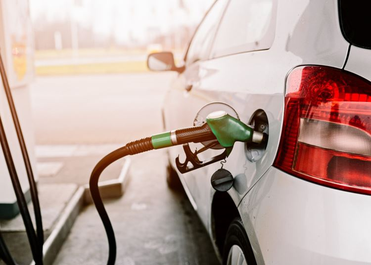 Rossz hír az autósoknak, pénteken emelkedik az üzemanyagok ára