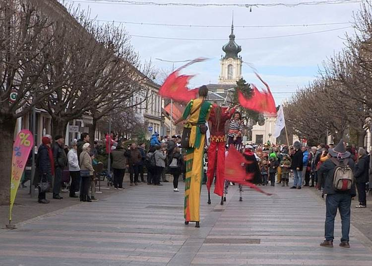 Maskarás felvonulásra várják a farsangolókat a balatoni borbarát hölgyek február 19-én