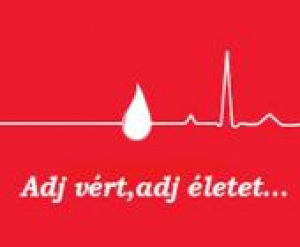 Kihelyezett telefontöltőkkel buzdít véradásra a Vöröskereszt