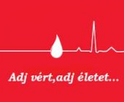 Kihelyezett telefontöltőkkel buzdít véradásra a Vöröskereszt